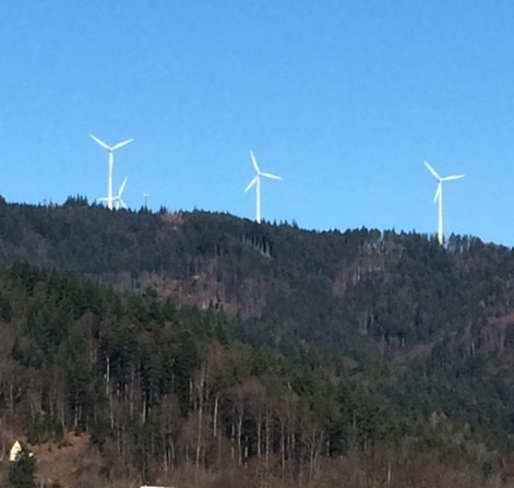 Alle vier Windräder drehen sich wieder auf dem Rosskopf