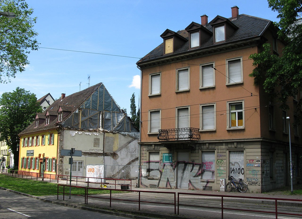 Es fehlt an bezahlbarem Wohnraum und die Stadt lässt eben solchen für viel Geld abreisen 