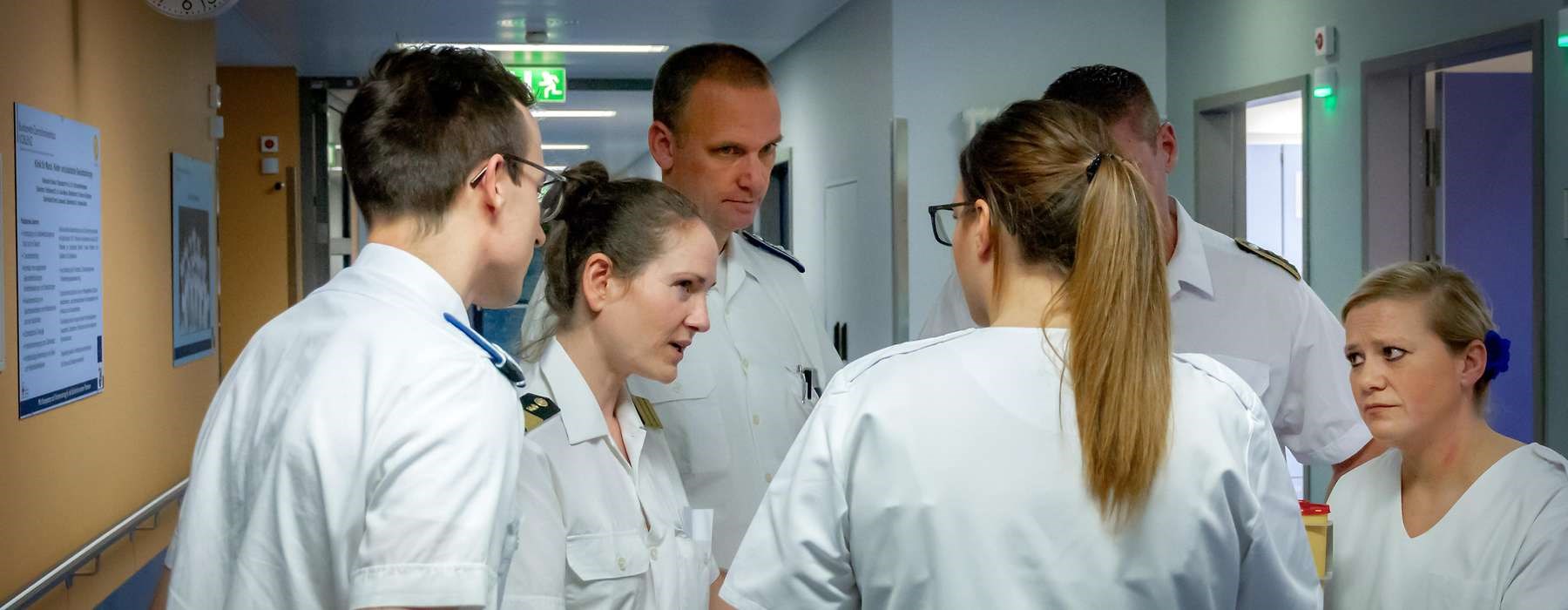 Sanitäter der Bundeswehr helfen im Josefskrankenhaus