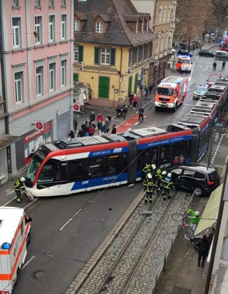 Spektakulärer Verkehrsunfall mit Straßenbahn und Auto – 5 Verletzte