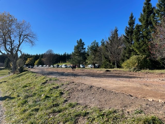 Regelmäßiges Verkehrschaos auf dem Freiburger Hausberg scheint hausgemacht. Drei Parkplätze für ca. 100 Kfz sind seit einem Jahr gesperrt. Was ist da los?